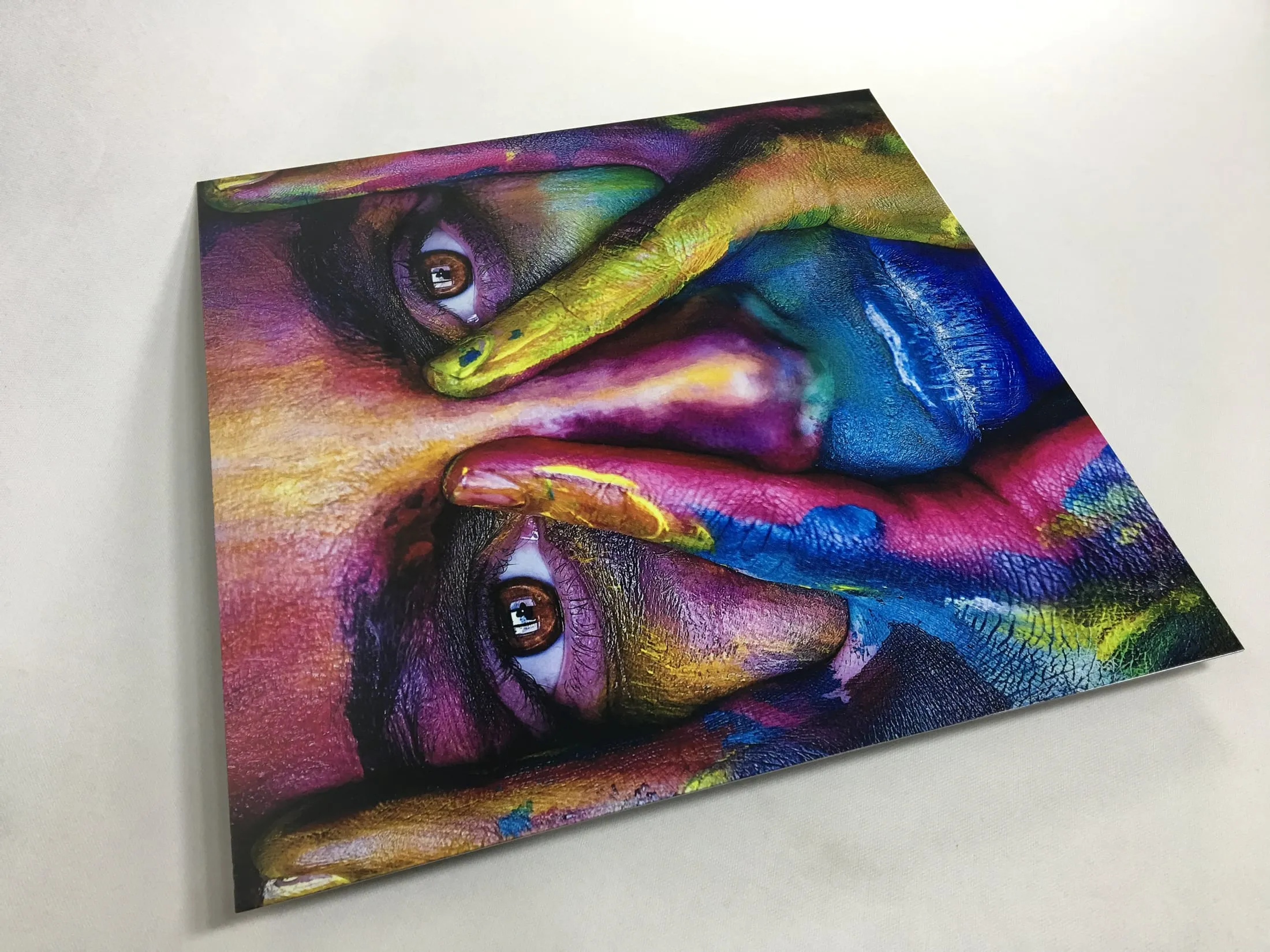 Obra de arte a color impresa sobre lámina de aluminio